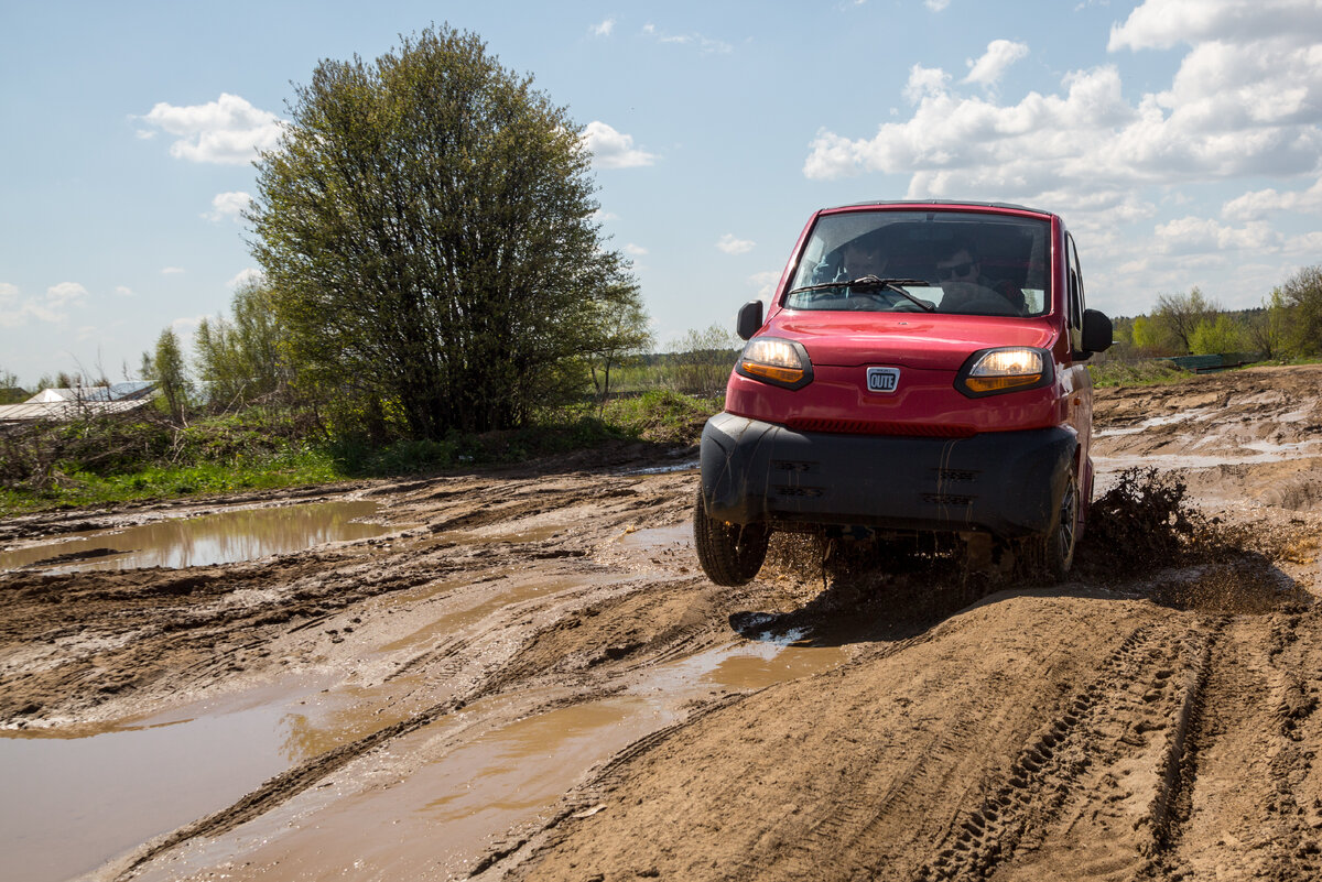 при том, что машина почти игрушечная, маленькая база и птичий вес позволяют проезжать там, где не всякий ТАЗ поскочит