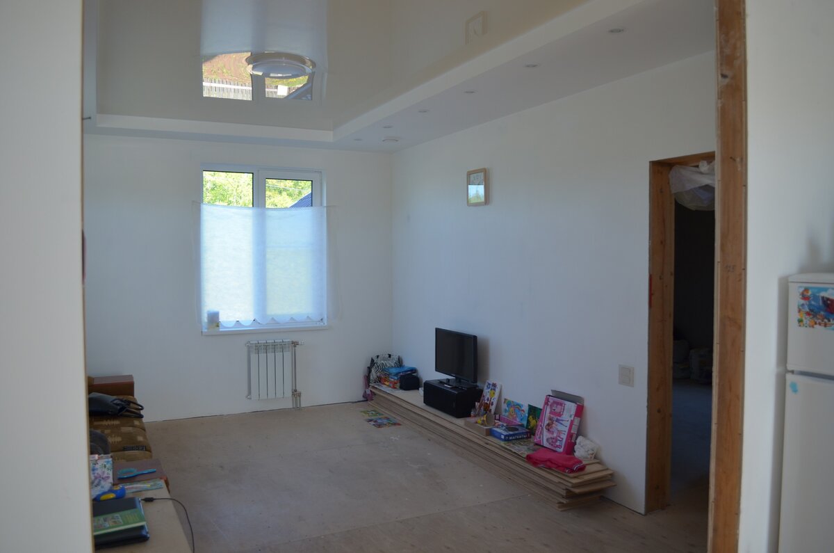 В этой белой комнате мы разместились