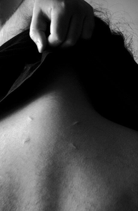 Фото, которое прислал Margiela Collector. Это скорее шрамирование, а не татуировка белыми чернилами.