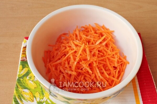 Салат с корейской морковкой, копченой колбасой и сухариками