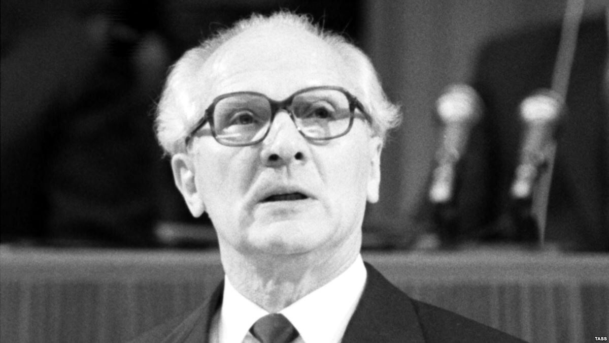 Долгие годы СЕПГ руководил товарищ Эрих Хонеккер:  он хотел, чтобы ГДР была страной больших побед. А судьбы каких-то там девчонок его не  интересовали     