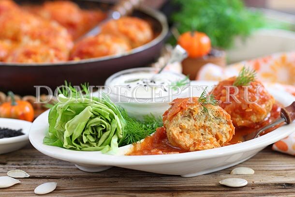 Отношение к тыкве в кулинарии неоднозначно: кому-то не нравится ее вкус, кто-то не воспринимает аромат, а дети и вовсе найдут еще тысячу причин, почему они не хотят ее есть. В результате приходится идти на всевозможные хитрости и уловки, чтобы обогатить рацион своей семьи этим полезным продуктом. Самый простой вариант – «спрятать» тыкву в уже знакомых и любимых блюдах, причем так, чтобы ее присутствие совершенно не ощущалось. Например, попробуйте приготовить вкусные тефтели из куриного фарша, в которые вместо риса добавлена тыква. Такая замена только на пользу привычному рецепту – тефтели получаются очень сочными и нежными. Отличная маскировка тыквы для тех, кто не дружит с «королевой осени»! А ценителям этого овоща непременно придется по вкусу ароматная томатно-тыквенная подлива, в которой мы будем тушить тефтельки. ИНГРЕДИЕНТЫ
тыква – 0,5 кг
филе куриное – 2 шт. общим весом примерно 0,5-0,6 кг (можно заменить мясным фаршем)
томаты в соку – 1 банка
лук – 2 шт.
яйцо – 1 шт.
чеснок – 3 зубчика
овсяные хлопья – 4 ст.л.
приправа для фарша – 1 ст.л.
соль, зелень
Мясной фарш также лучше готовить самостоятельно – только из свинины или из смеси свинины и говядины.