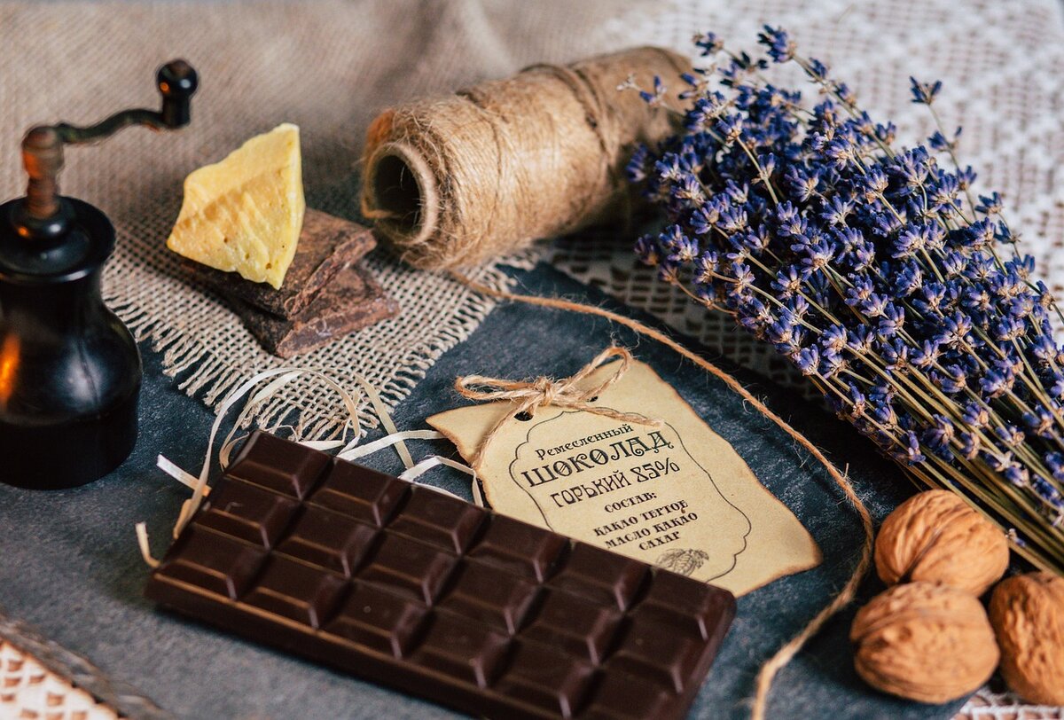    Тёмный шоколад, из-за его горького вкуса, является не очень популярным продуктом. Мы зачастую отдаём предпочтение сладким сортам. А зря!