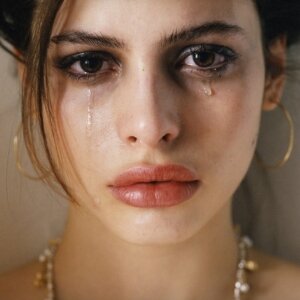 на фото плачущая девушка