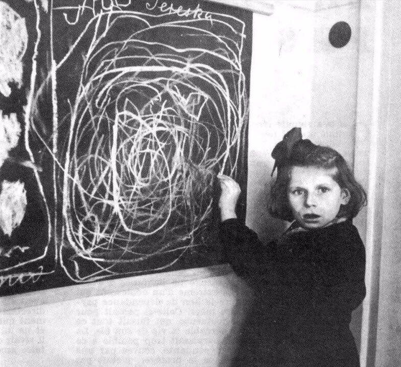 На фото ей лет 11–12. Т.е. в лагерь она вполне могла попасть в четырех — или даже трехлетнем возрасте.  Естественно, что такие дети вырастали отсталыми, это же не лагерь отдыха был, как они могли развиваться? Или не считаете отсталость отклонением?
