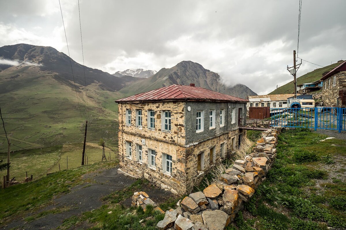 Жить в селении