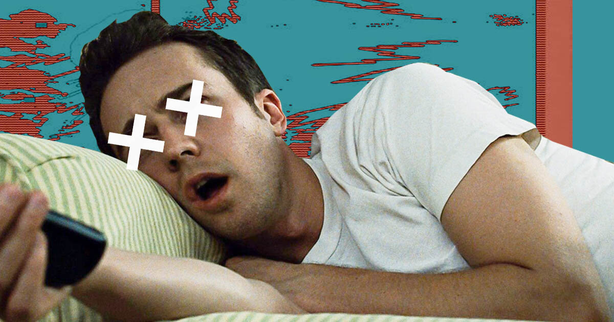 люди умирают от недосыпа. переизбыток сна. пересып симптомы. человек на кровати с открытыми глазами. лежит с открытыми глазами.