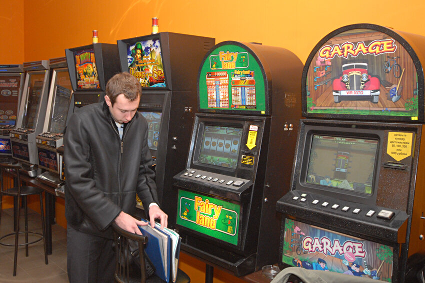 Лучшие игровые автоматы без первоначального. Игровые автоматы Кемерово казино 2000. Лохотроны игровые автоматы. Игровой автомат лохотрон. Охранник в игровые автоматы.