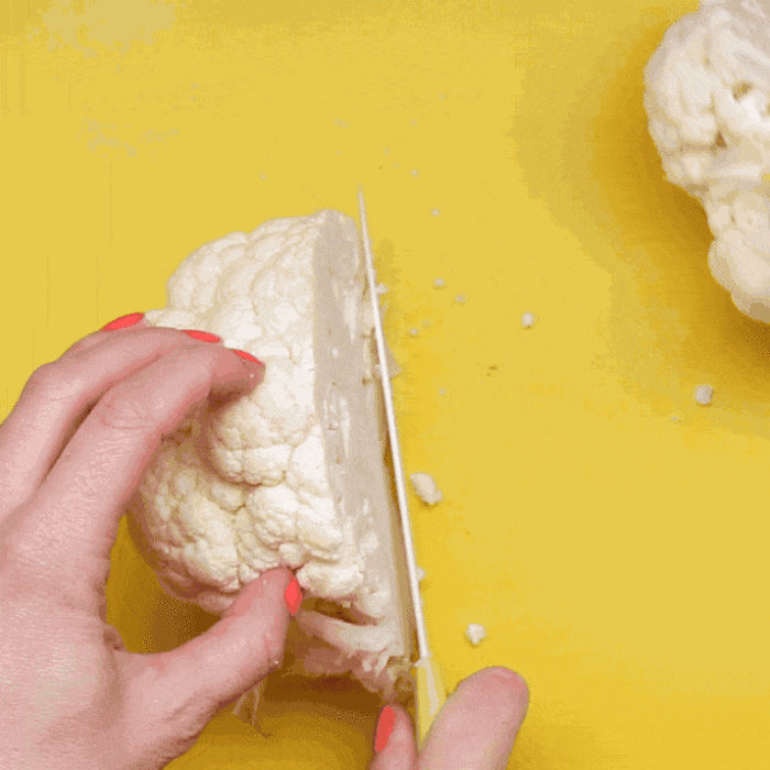 
Как правильно нарезать цветную капусту: отделяем стебель.
