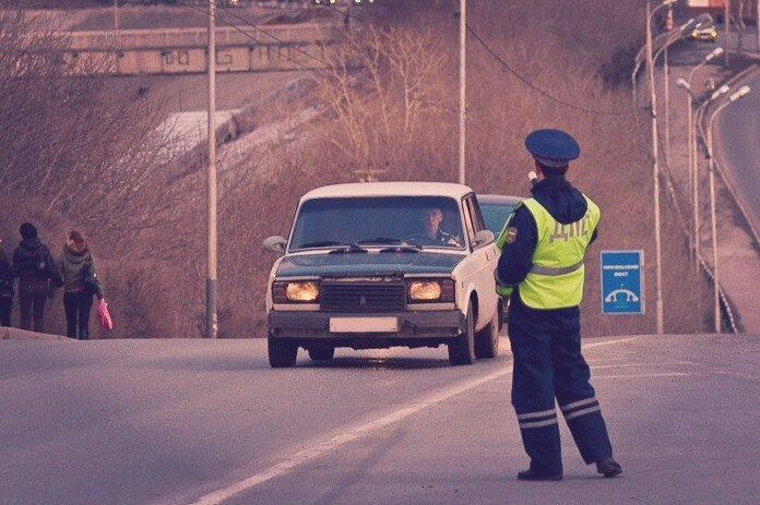 сотрудник ДПС на мосту