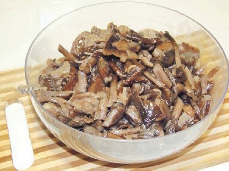 Икра грибная из опят с луком и помидорами. Грибная икра из опят. Картошка с грибной икрой в духовке.
