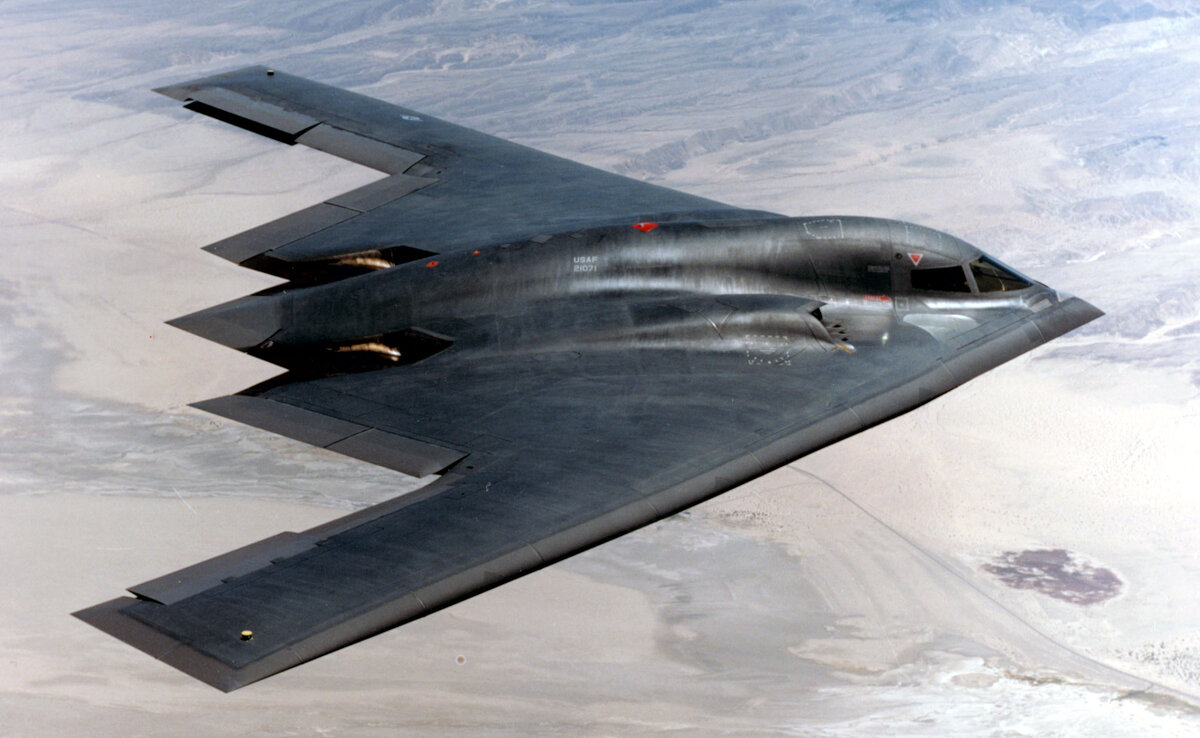 B-2 (Northrop Grumman B-2 Spirit, "Призрак") – самый известный стратегический бомбардировщик (его помещают в качестве стратегического бомбардировщика практически в любой фильм или компьютерную игру про современную войну). Американский. У него не самая большая бомбовая нагрузка, дальность и высота полета... но особая конструкция делает его практически незаметным для радаров, поэтому сбить его крайне сложно (что подтверждено опытом боевого применения). Впрочем, любят его в первую очередь за хтонически нетрадиционный дизайн.