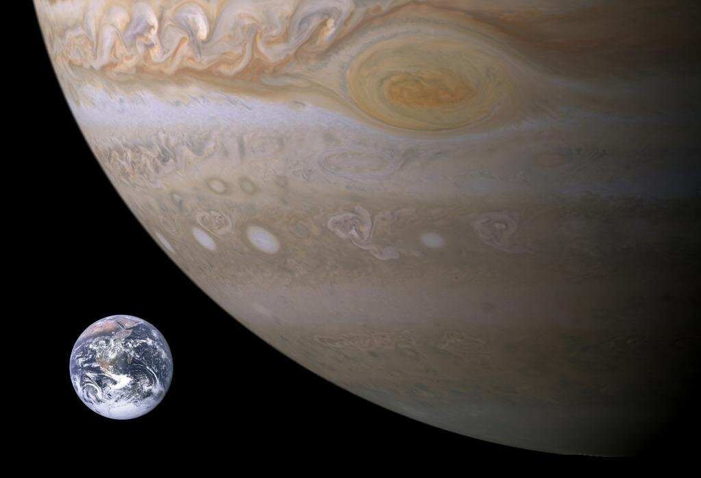 Юпитер планета больше земли. Большое красное пятно на Юпитере и земля. Юпитер Планета и земля. Юпитер (Планета) Кассини. Флоатер Юпитер.