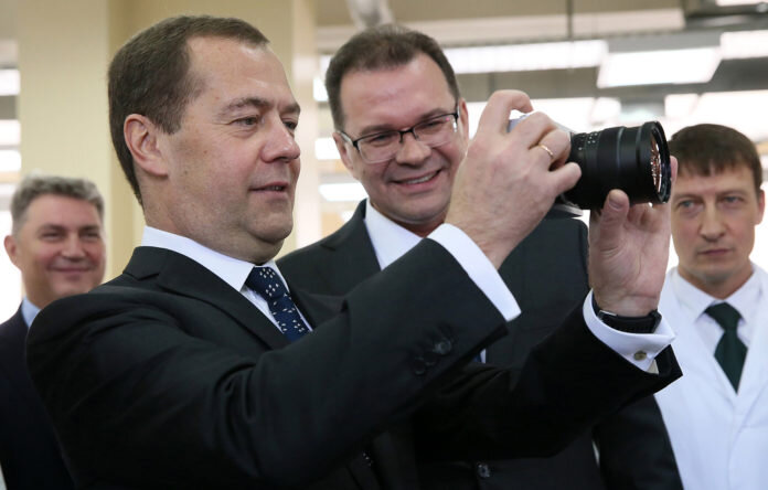 Премьер-министр РФ Дмитрий Медведев и генеральный директор Красногорского завода имени С.А. Зверева Вадим Калюгин © Екатерина Штукина/пресс-служба правительства РФ/ТАСС