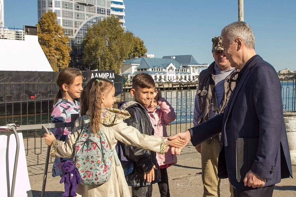 Сергей Собянин и севастопольские школьники на набережной Корнилова. Фото: Twitter С. Собянина 