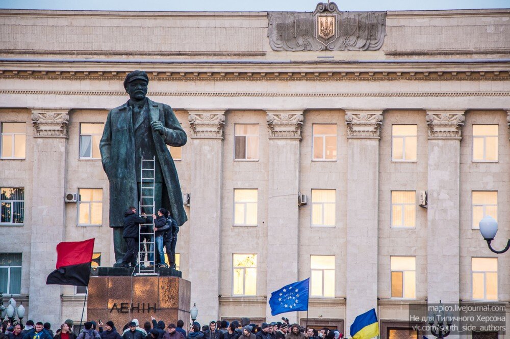 Из чего сделан памятник ленину. Памятник Ленину в Херсоне. Херсон площадь Ленина. Херсон памятник Ленину сейчас. Памятник Ленина Херсон 2022.