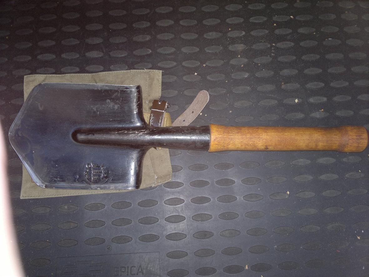 Лопатка состоит всего из двух элементов:  штыка-лезвия и деревянного черенка.