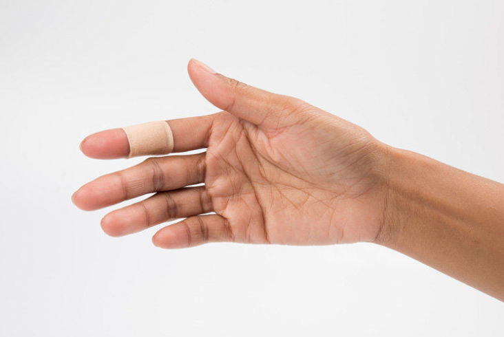  Мирамистин – это антисептик, который разработан в нашей стране и способен бороться с различными микроорганизмами, среди которых – бактерии, грибки, простейшие. Также препарат способен стимулировать иммунитет. Мирамистин внесен в РЛС (регистр лекарственных средств) России и продается в аптеках без рецепта. 