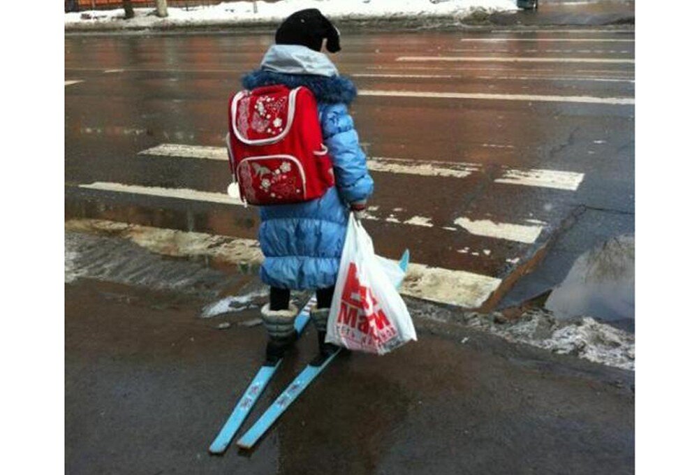 Стою на асфальте я в лыжи обутый