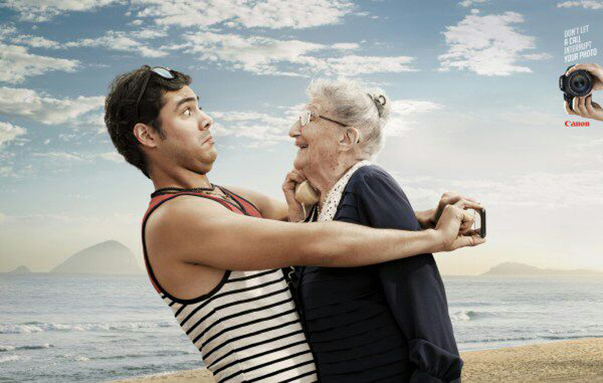 Canon иронизирует над ситуацией, когда человеку увлеченно снимающему на свой смартфон в самый неподходящий момент звонит его бабушка. А вот съемку на фотоаппарат внезапный звонок прервать не сможет.