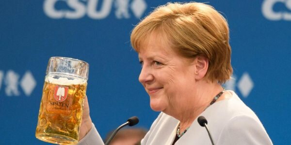 Меркель пьет пиво на выступлении. Фото с сайта: medialeaks.ru