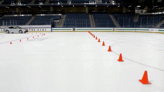 Как видите всесезонка с этой задачей вообще не справляется, тогда как зимняя шипованная без проблем проходит это поворот.