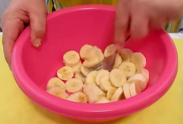   Рецепт банановых сырников разнообразит повседневные и уже приевшийся рацион. Приятная банановая нотка в сочетании с творогом понравится не только детям, но и взрослым.-2