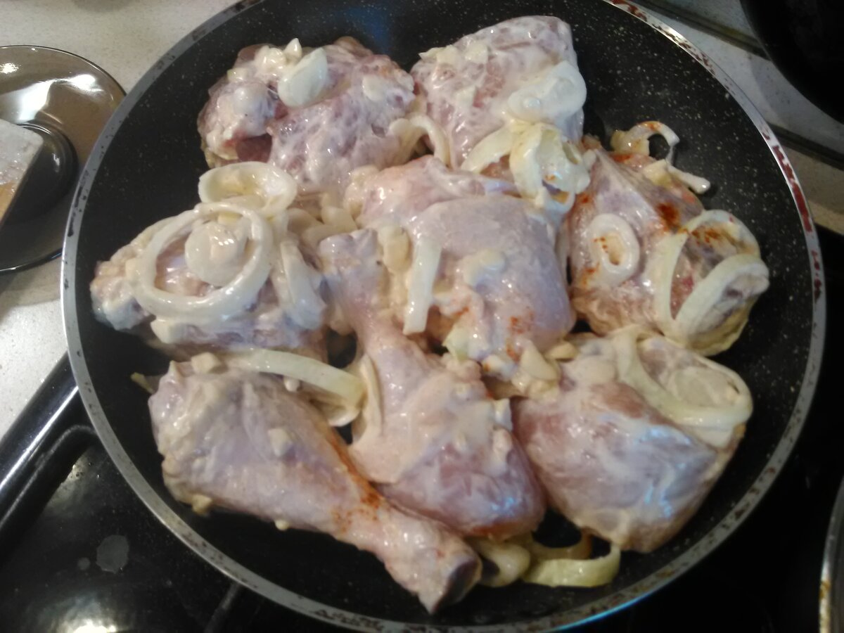 Нам понадобится кура, любые её части: голени, бедра, крылья, грудка, лично у меня присутствует всё (разделала целую курицу). 