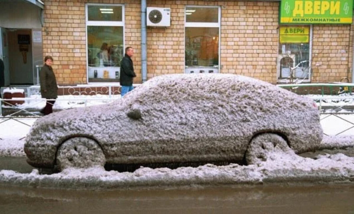 Не имею ничего против моек, но объективно, такая "скорлупа" сохранит ЛКП куда дольше, нежели оно проживёт постоянно отмытое и открытое всем ветрам и пескам. То же и со слоем наледи на кузове. (фото: 2gis.com)
