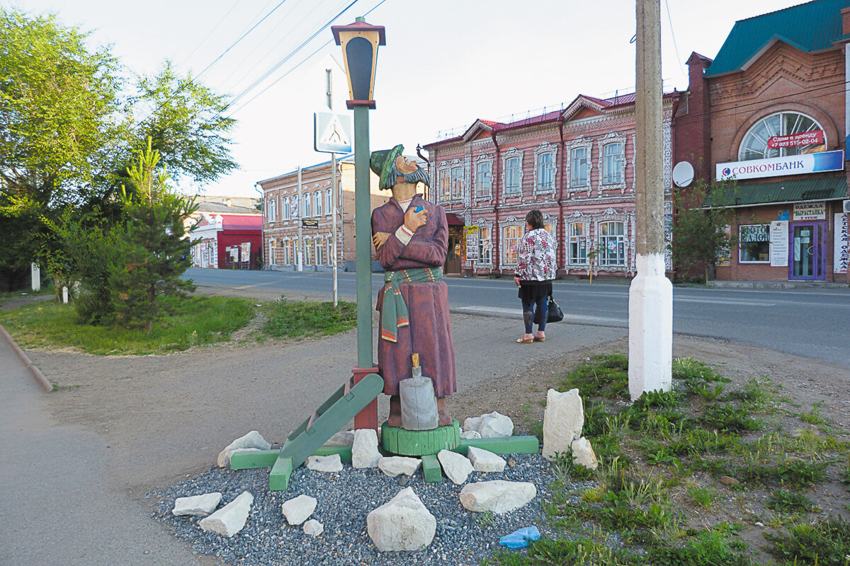 В городе мариинске какие еще работы есть. Город Мариинск Кемеровская область. Памятники Мариинска фонарщик. Мариинский фонарщик г. Мариинск.