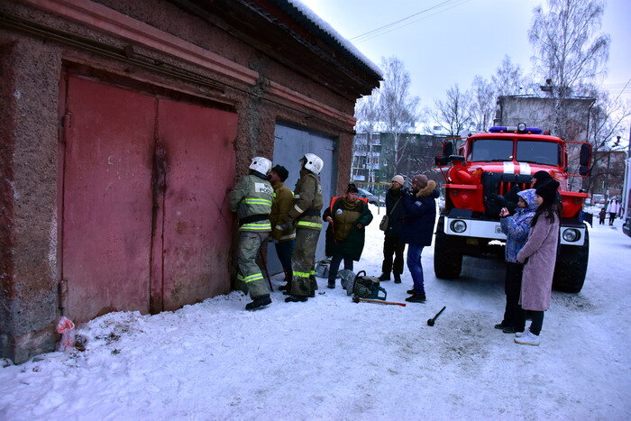 Сотрудники МЧС больше часа пытались открыть ворота гуманными способами.