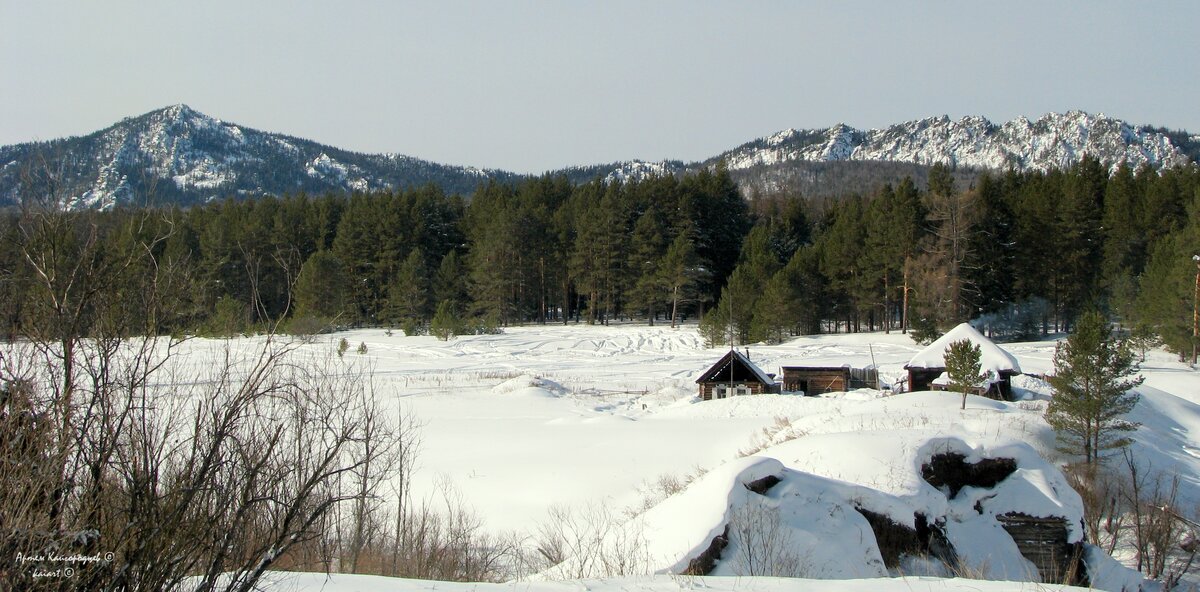 Средняя часть хребта Инзерские Зубчатки на фоне кордона Миселя