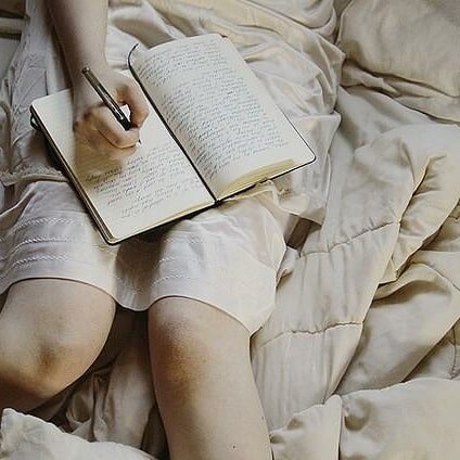 Когда на одной из федеральных конференций в Москве у одной крупной компании на стенде был почерковед. Он же психолог. И вообще, опытный и солидный специалист.
Разумеется, не воспользоваться бонусом мы, участники столь масштабного события, не могли. И вот тогда, когда большинство уважаемых докторов разошлись по лекционным залам, мы таки воспользовались консультацией. Мы - это я, специалист по продвижению продукта и она - event-менеджер с совершенно необъятной креативностью. Для полноты картины: наш стенд представлял собой не классические стойки, столы и стулья, большую кровать (!), где на подушках были названия препаратов и каждый из докторов мог прилечь или присесть. Генерация идей - отдельная история! Увлекательная до высшей степени тактильного ощущения инсайта в мыслях Аж мурашки от воспоминаний!
Вы не поверите, но я совершенно не помню сказанного о моём почерке. Вот ни-че-го. Зато помню сказанное не мне: в вас слишком много детскости, пора от неё избавляться. Ибо это не соответствует возрасту, ещё чему-то там и ещё зачем-то там И помню недоумение владелицы того самого почерка. Зачем? Почему? Я менять что-то должна? Кому должна?
Передо мной стояла обескураженная несоответствием красотка, способная оставаться непосредственной, умной, увлечённой, яркой, не такой как все и в то же время остающейся в общепринятом и общедопустимом.Человек, которая оставалась внутри настоящей. Была смела в суждениях. Гармонична. И до какой-то беспредельной степени очаровательна и нежна!
Слева оставался специалист. Это женщина. В сером костюме с каре, успевшем ей полюбиться когда-то в молодости. Сосредоточенный тусклый взгляд. Удобный каблук.
Почерк остался прежним. Думаю, специалист тоже по-прежнему раздаёт не только характеристики, но и советы.
И как же хорошо, когда перед глазами разворачивается такой диссонанс, что спустя много лет, как и тогда можно делать выводы. Улыбаться. И снова восхищаться!