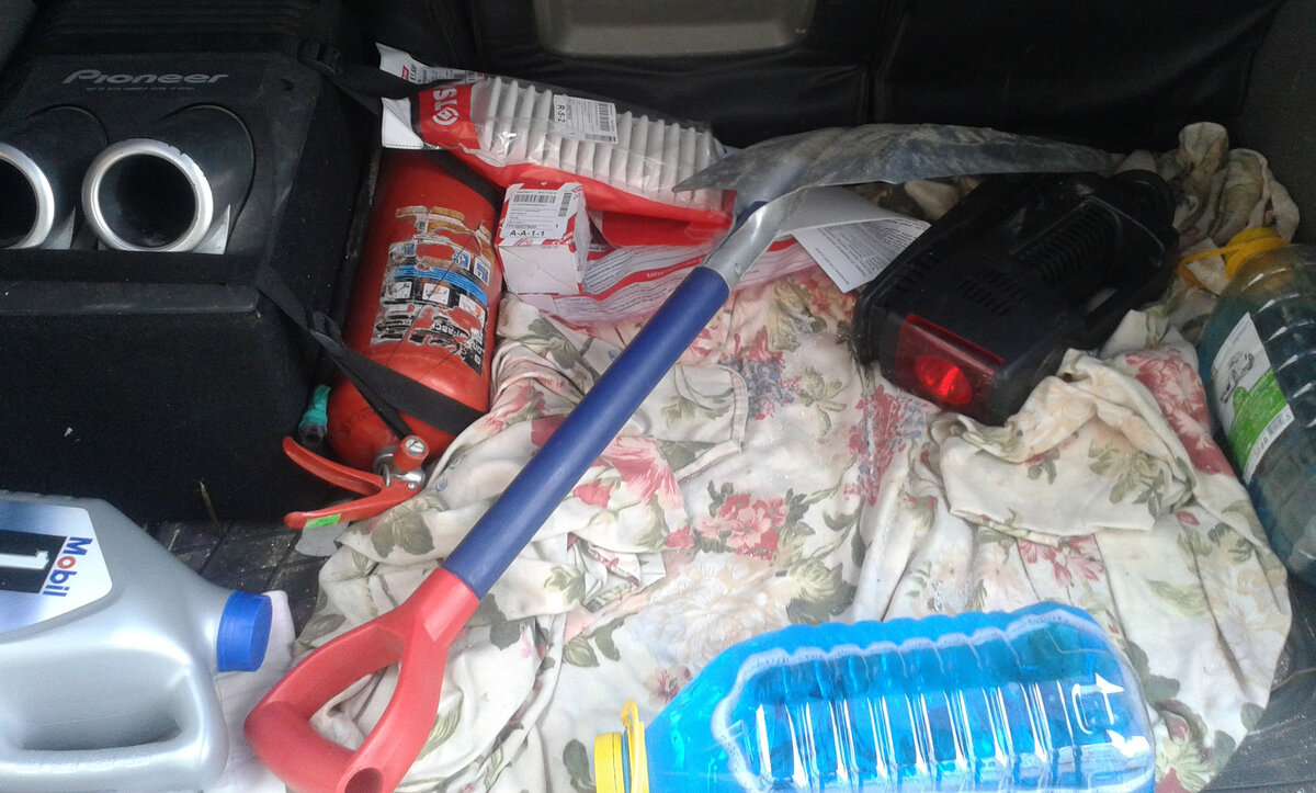 В моем багажнике беспорядок, но лопата на месте!