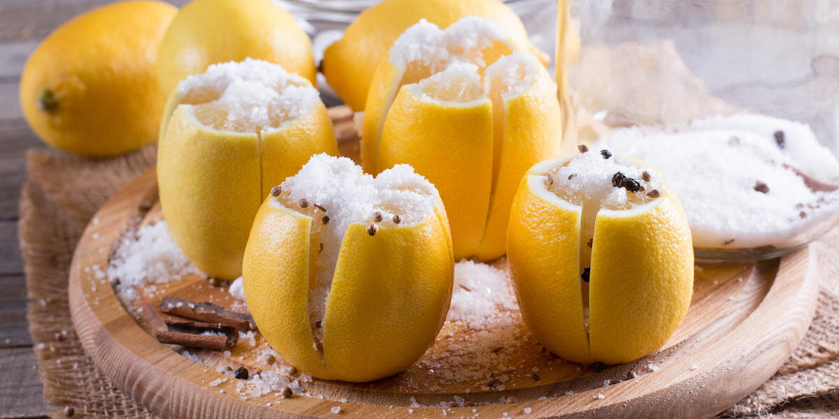 Лимон может быть полезен не только в кулинарии, но и в хозяйстве. Он умеет не только отбеливать и отмывать.