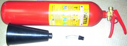 На фото представлен огнетушитель углекислотный (ОУ-2), на нём видно этикетку, на ней написано всё о данном огнетушителе. В паспорте, прилагающемся к огнетушителю, отражается следующая информация об изделии: 
указывается присваиваемый изделию номер; дата ввода изделия в эксплуатацию; особенности месторасположения огнетушителя;указываются тип и марка огнетушителя; указываются данные о производителе;дата изготовления изделия;марка (концентрация) заряженного вещества. Углекислотный огнетушитель подлежит перезарядке по истечении пятилетнего срока службы. Огнетушитель необходимо проверять, контролируя массу заряда, ежегодно. Переосвидетельствование баллона проводится через десять лет. Огнетушители должны быть расположены таким образом, чтобы не допустить воздействия на них прямого солнечного и теплового излучений, воздействия каких-либо механических воздействий, возможных вибрации, повышенной влажности и т.д. Огнетушители устанавливаются в легкодоступном месте, в местах наиболее вероятного возгорания. В следующей статье напишу какие бывают противопожарное оповещение.