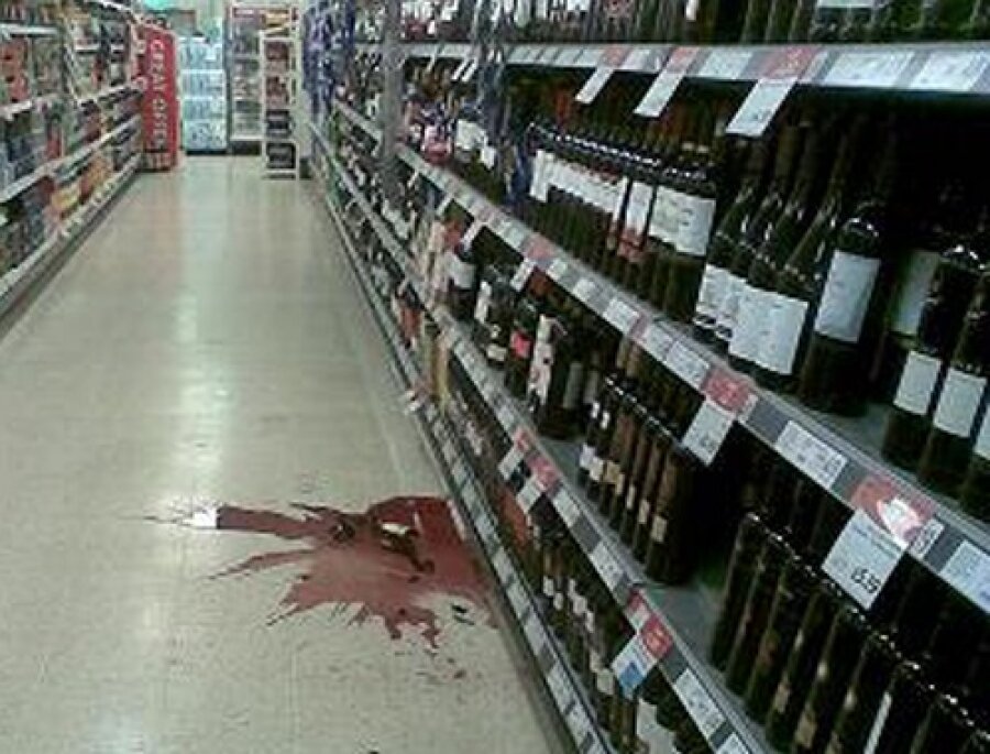 Разбитые бутылки в магазине. Разбитый товар в магазине. Разбить вино в магазине.
