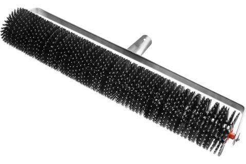 Игольчатый валик для раскатывания тонких слоев самовыравнивающегося пола.
