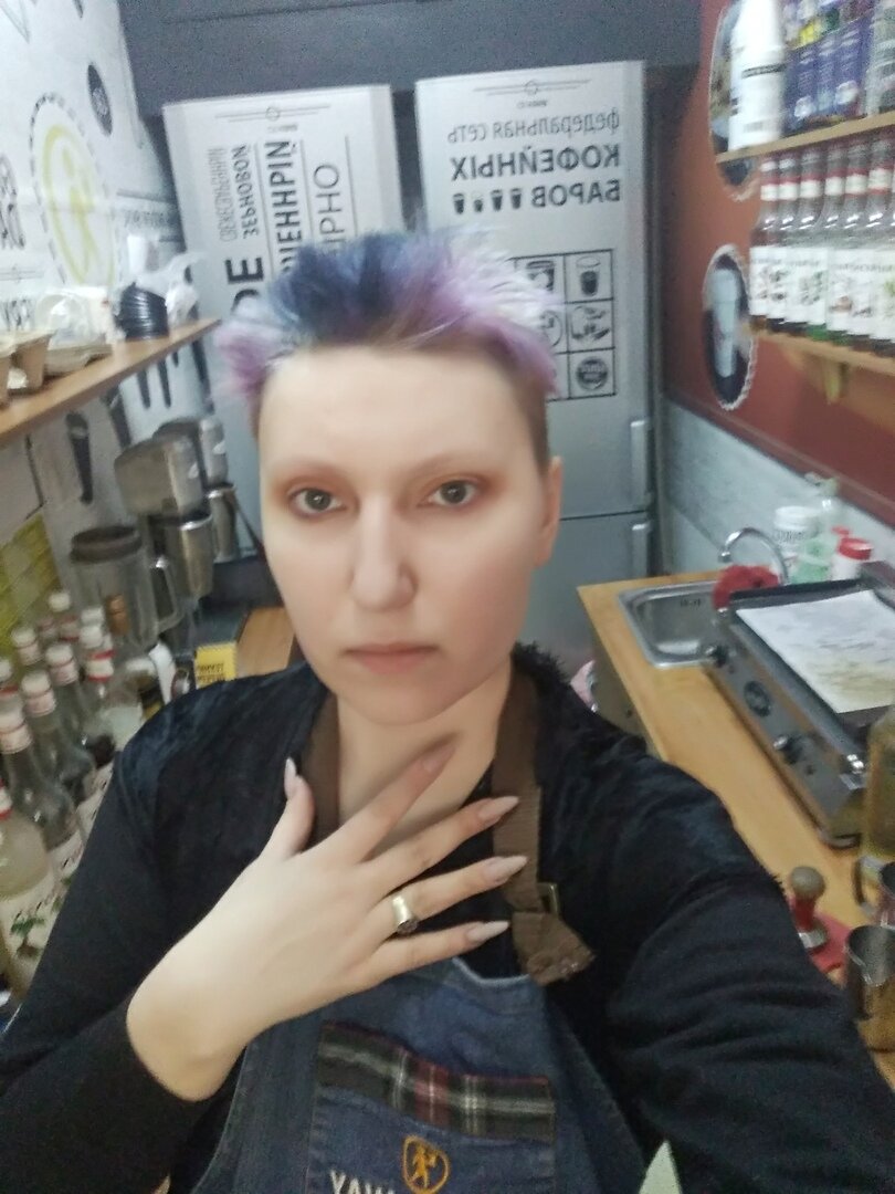 А вот вам пока Сойки в униформе и с шикарными нарощенными ноготками, которые потом все равно пришлось спилить(((