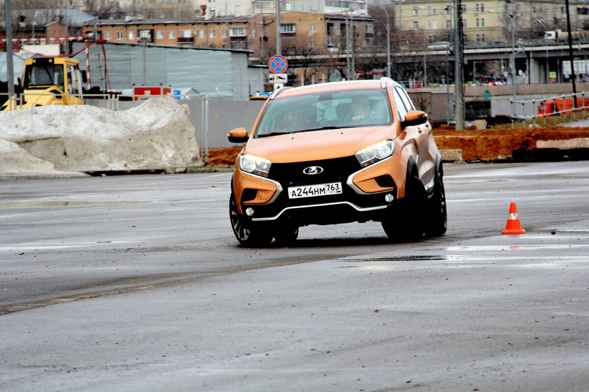 Lada-XRAY-Cross на круге слегка валится