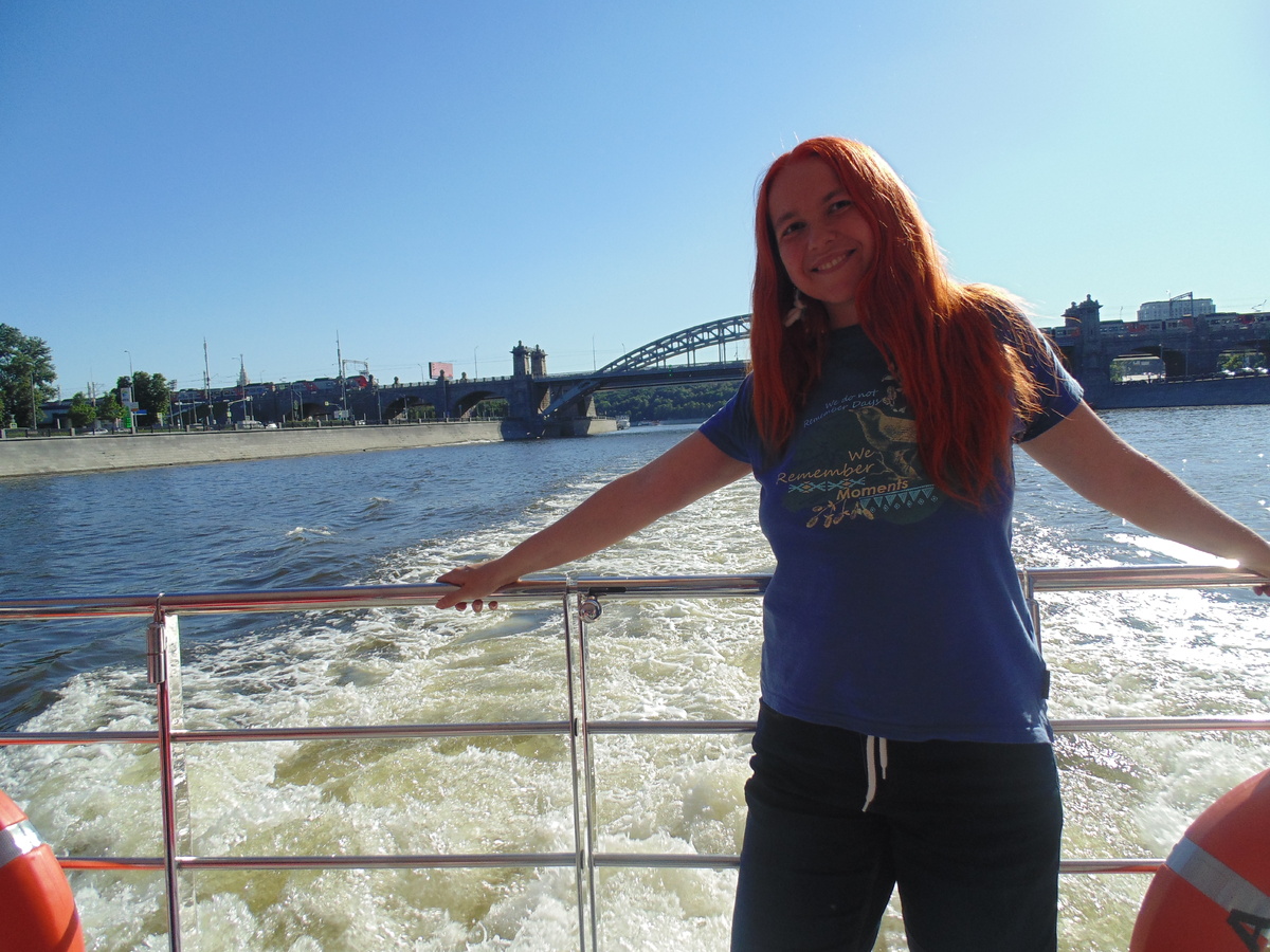 Я, счастливая, катаюсь на речном трамвайчике