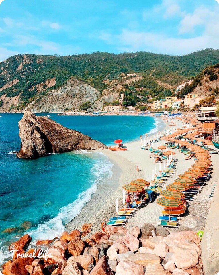 Италия прекрасна! А античной римской красотой итальянских женщин можно смело насладиться на нудистком пляже Гувано.