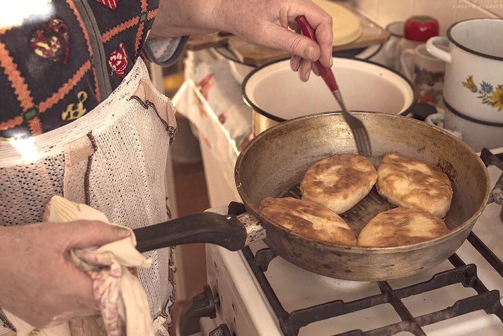 Бабушка с пирожками вектор