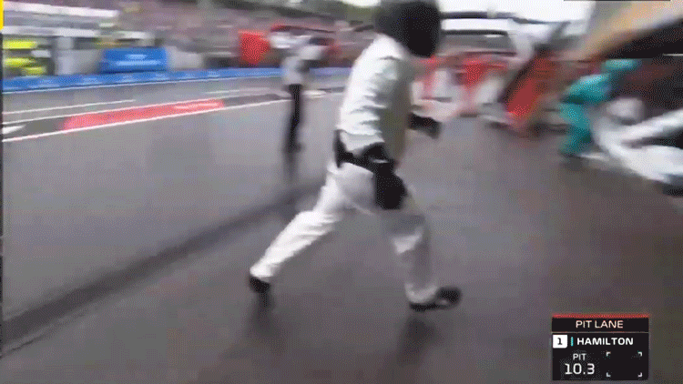 Внеплановый пит-стоп у Льюиса вызвал настоящую панику у механиков - им потребовалось несколько десятков секунд для того чтобы поменять резину и переднее антикрыло.