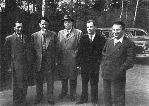 Юлий Харитон,  Игорь Курчатов,  Дмитрий  Скобельцын,  Лев  Арцимович, Артем Алиханян