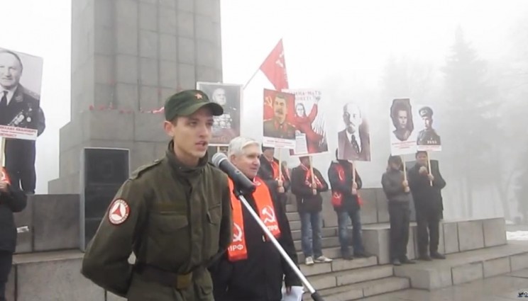 Данил Алферьев выступает на митинге КПРФ в 2014 году