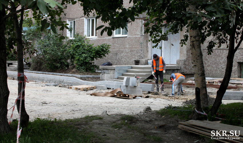 Во дворе на улице Авиационной Южно-Сахалинска сейчас полным ходом идет ремонт. Фото Евгении Шараговой
