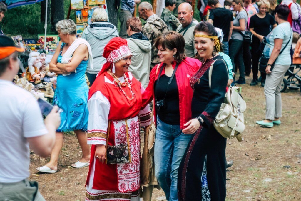 Мероприятие собрало несколько тысяч гостей, неравнодушных к истории родного края. На фестивале были представлены традиционные карельские ремесла: кузнечество, ткачество, плетение.