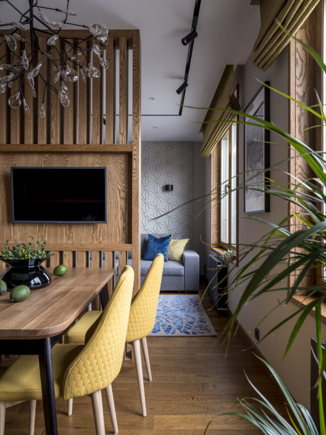 Кухня-гостиная. Римские шторы, краска на стенах, все Apriori Home; ковер, Dovlet Hоuse; бра и трековое освещение, все Donolux; люстра, Crystal Lux Evita. Перегородка между кухней и гостиной и оформление оконных проемов, столярная мастерская Gaudini; стол, Lulu Store; стулья, Barcelona Design. На стене работа фотохудожника Сони Белле. Паркетная доска, “Пол вам в дом”.