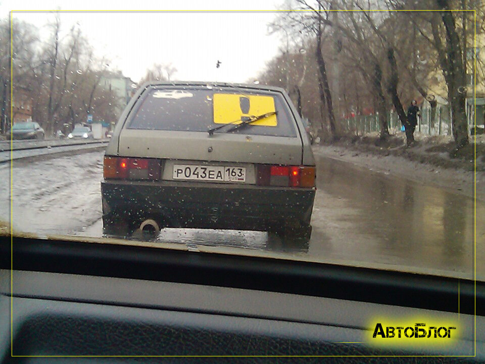 Нужна ли наклейка. Начинающий водитель. Наклейка на авто начинающий водитель. Наклейка на машину неопытный водитель. Наклейка новичок за рулем.